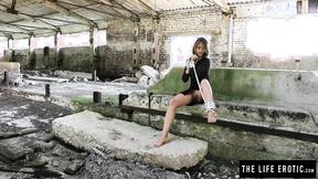 ”A mesmerizing babe tied up in a warehouse & cumming hard”