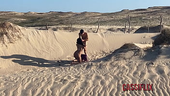 Minha amiga mostrando a buceta na praia acabou levando porra na boquinha do meu boy