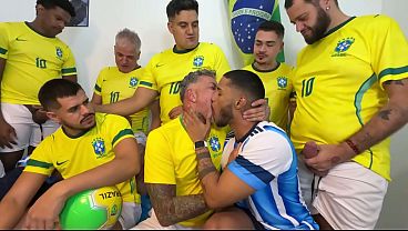 YURI GA&Uacute_CHO - SURUCOPA - GANGBANG NO RITMO DA COPA - JOGADORES DOTADOS ENTRANDO COM BOLA E TUDO!