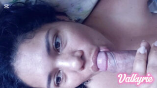 Похотливая шлюха сосет член сразу после анального изнасилования.