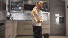 Miss Francine im Farmerrain Regenanzug auf eine Stuhl gefesselt und geknebelt