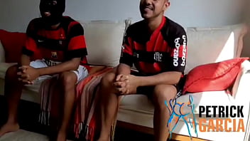 Sexo entre amigos ap&oacute_s o jogo do Flamengo.