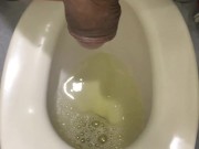 包茎チンチンが催して、地下鉄のトイレの個室で放尿。