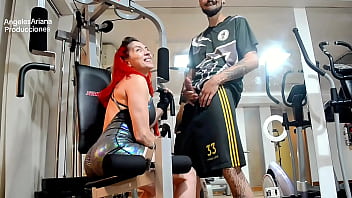Me espi&oacute_ en el gym y le termin&ecirc_ dando una mamada mientras entrenaba
