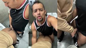 ESSE SAFADO VOLTOU, DEU GOSTOSO, PRIMEIRA VEZ DELE FODENDO EM WC PUBLICO.