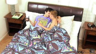 Blowjob, ridning, uten kondom, kyssing, kuker – POV-film av den unge tenåringen Jasper Robinson og Tyler Thayer som blir analknullet