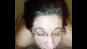 Se&ntilde_ora recibe dos corridas en la cara