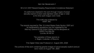 Kesilmemiş genç eşcinsel erkek, tek başına mastürbasyon yaparken patlayıcı bir boşalma ile son buluyor.