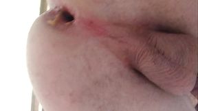 Esfolando meu cuzinho com consolo grande, deixando bem aberto escorrendo