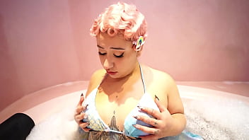 Gordinha fofinha se diverte durante banho