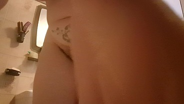 Hairy pussy pee in tub 4K