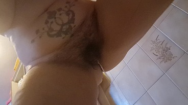 Hairy pussy pee in tub 4K