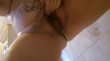 Hairy pussy pee in tub 4K
