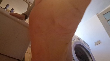 Hairy pussy pee in tub 4K