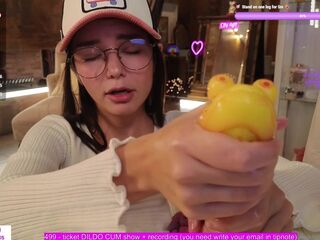 CUTE BEAUTY MASTURBATES A FROG
