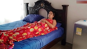 Madura se masturba mientras su amiga duerme a su lado y cuando despierta la descubre y le dice que le gusta lo que ve y quiere probar sexo lésbico - PORNO EN ESPAÑOL