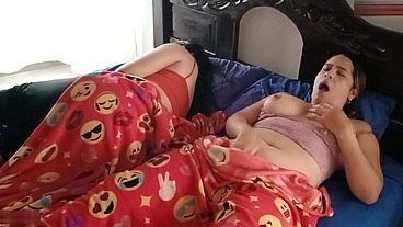 Madura se masturba mientras su amiga duerme a su lado y cuando despierta la descubre y le dice que le gusta lo que ve y quiere probar sexo lésbico - PORNO EN ESPAÑOL