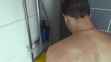 Watching randy dude screw its arse alongside vibrator amid the shower