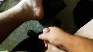 Chris King's plump body spunks a lot while jerking off in homemade video