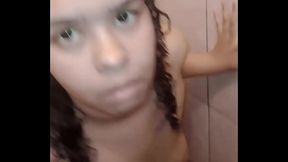NINFETA N&Atilde_O FICA SEM ROLA NEM UM DIA SE QUER ELA SE ACABA NO SEU BRINQUEDINHO DE 22 CM E QUASE ACABA COM SUA BUCETA INOCENTE