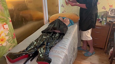 Give massage and handjob to the tranny till cum