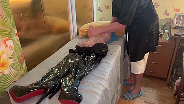 Give massage and handjob to the tranny till cum