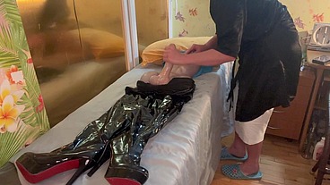Give massage and handjob to the tranny till cum