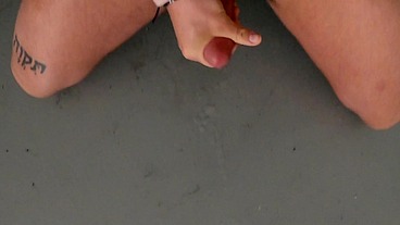 Mathieu Ferhati se tape une queue dans un parking