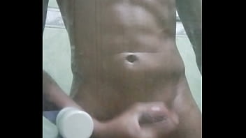 Mucilon pretinho batendo uma depois de um m&ecirc_s sem foder