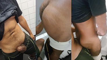 Estava mijando no mictorio e esse macho ficou olhando, pincelei o pau no cu dele e ele ejaculou na minha boca