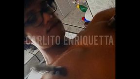 Nerd brincando com os mamilos