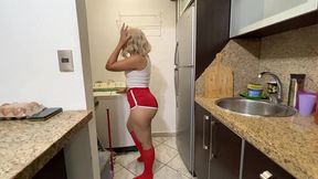 mi hermosa madrastra lavando con un gran culo en traje deportivo tuve una ereccion y mi madrastra buena me ayudo