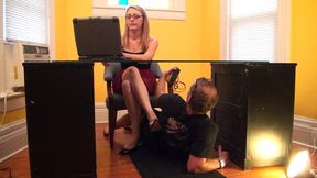 Cinamon Makes the Repair man smell her Feet