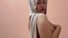Solo babe shows off her filthy self-fucking routine