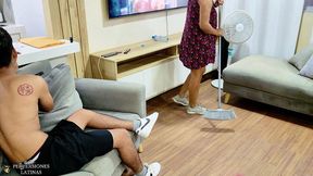 padrastro e hijastra se follan a la empleada domestica de 18 anos