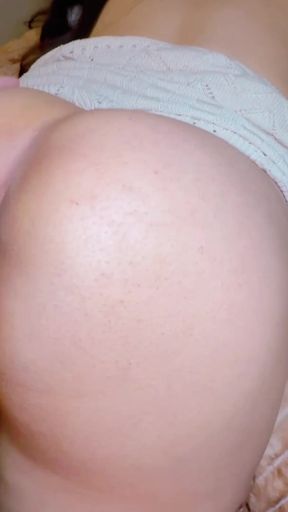 Laylahwife is here - a Big Ass Horny Milf - I love MFF   Clip 1
