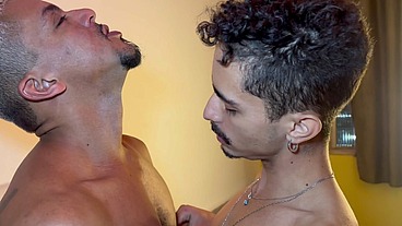 Novinho toma pirocada firme sem capa enquanto o corno se diverte filmando