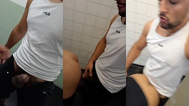 DESCONHECIDO SAFADO FICOU MANJANDO MINHA PICA NO MICTORIO, DESCEU A CALÇA E EU CHUPEI O CU ELE, SOQUEI ROLA NO CUZINHO E ELE MAMOU OUTRO MACHO ATÉ GOZAR